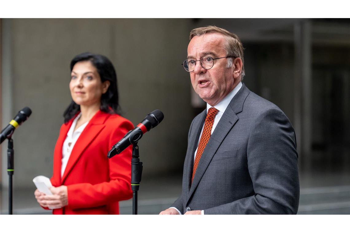Bundeswehr soll künftig schneller Waffen kaufen können Bundeswirtschaftsministerin Katherina Reiche (CDU) und Verteidigungsminister Boris Pistorius (SPD) stellten die Pläne vor.