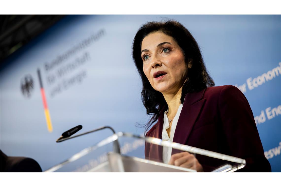 Bundeswirtschaftsministerin Katherina Reiche (CDU) verkündet den Milliardendeal für die Meyer Werft.