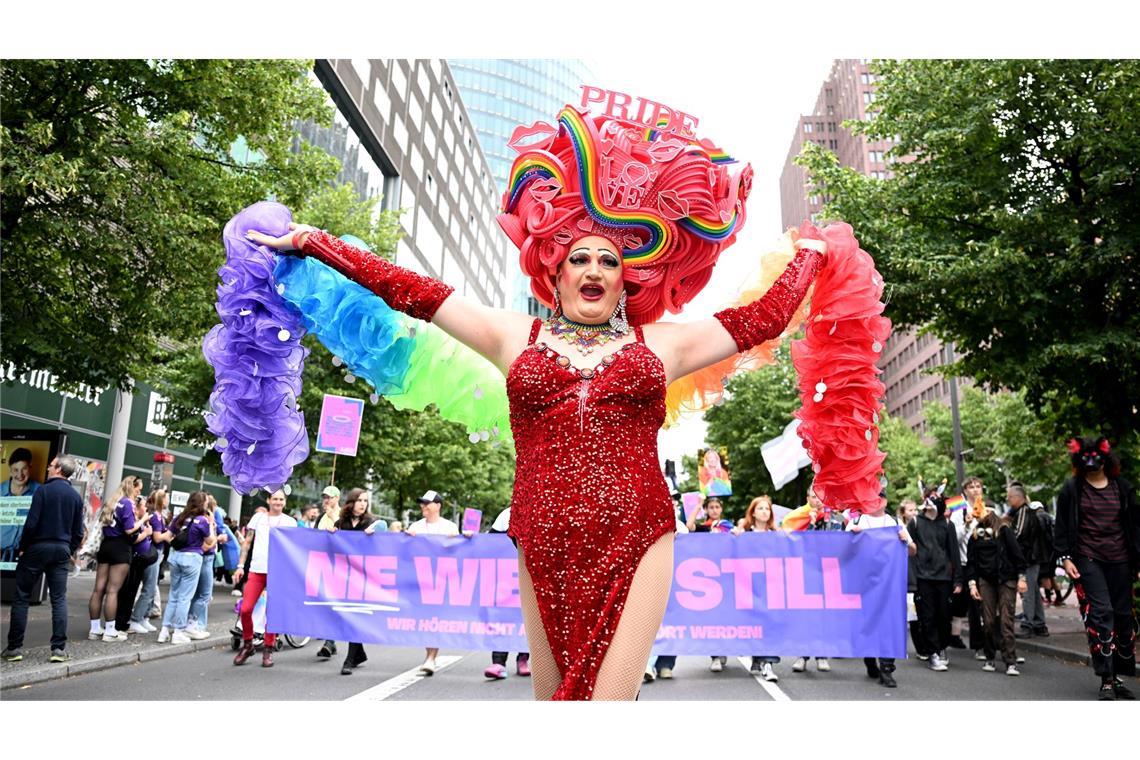 Bunt, bunter, CSD: Beim Christopher Street Day werden viele farbenfrohe Kostüme präsentiert.