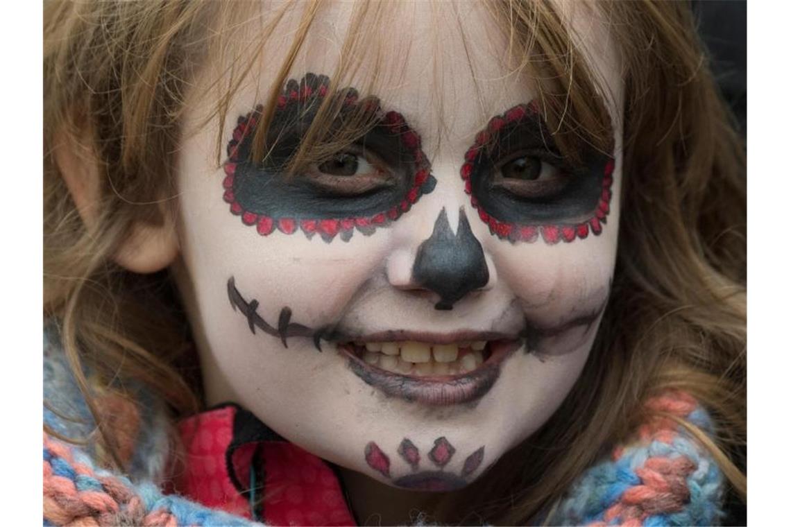 Bunt geschminktes Kind zum Fasching. Foto: Boris Roessler/dpa/Archivbild