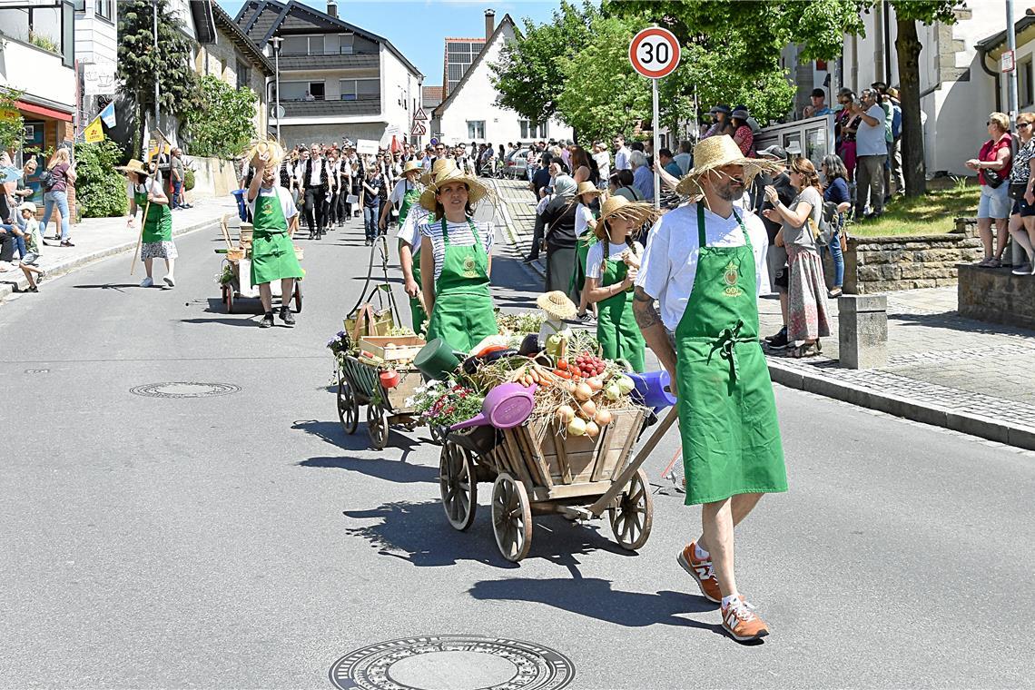 Bunt geschmückte Leiterwagen des Obst- und Gartenbauvereins Kirchberg. Der große...