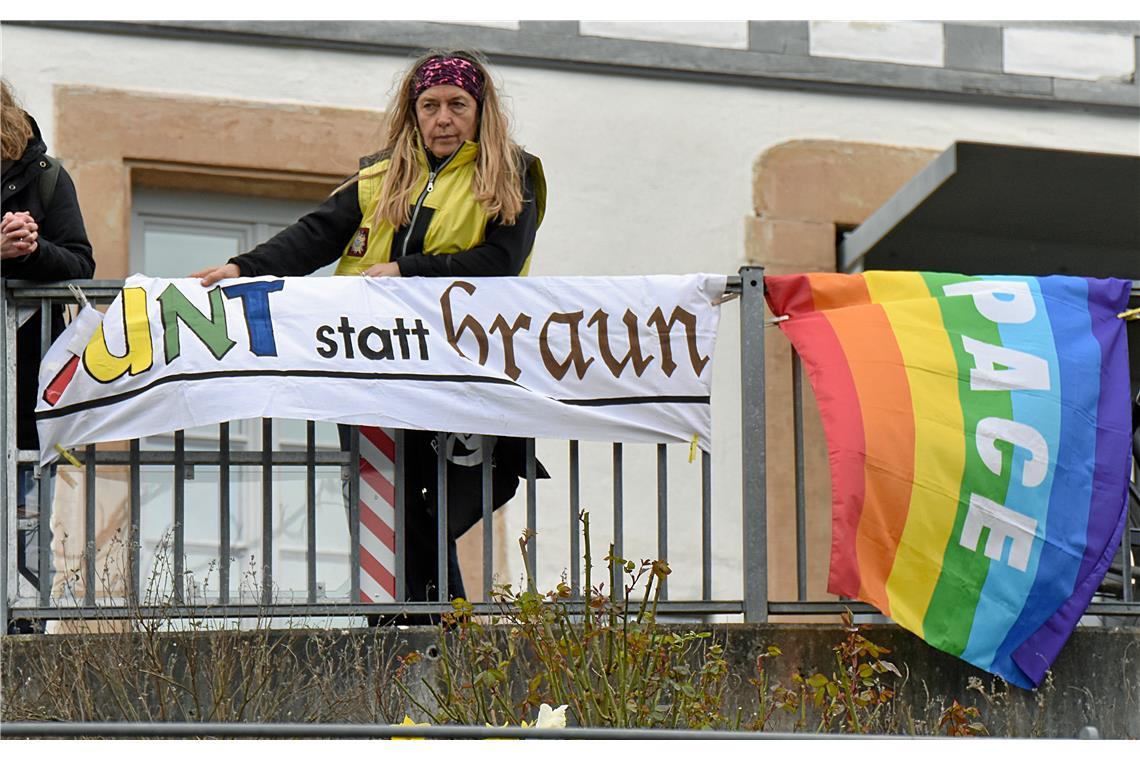 BUNT STATT BRAUN und PACE. Demonstration und Kundgebung gegen Rechtsextremismus ...