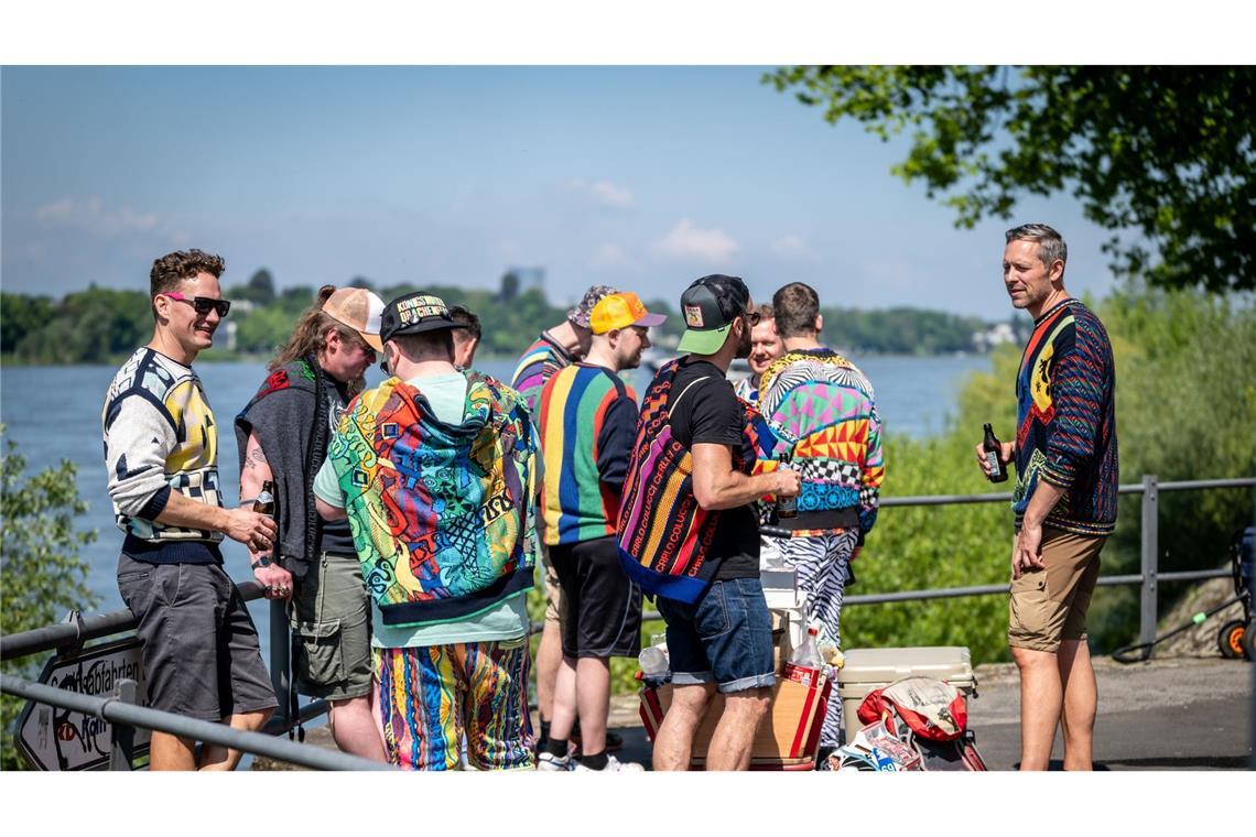 Bunt und Bier: Eine Gruppe Männer steht während einer Vatertagstour in Königswinter am Rhein.