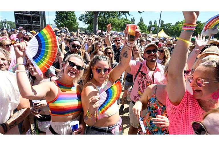Bunt und gut gelaunt: Die Besucherinnen und Besucher beim "Rainbow Festival" in Köln.