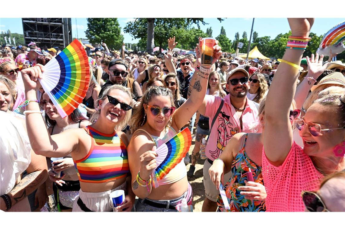 "Rainbow Festival": Mit Regenbögen und Musik gegen Hetze Bunt und gut gelaunt: Die Besucherinnen und Besucher beim "Rainbow Festival" in Köln.