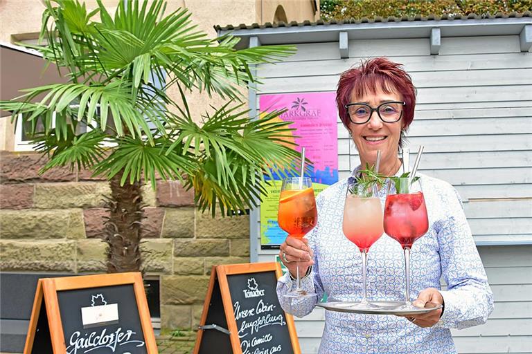 Bunte Cocktails ohne Alkohol - ideal für hochsommerliche Temperaturen. Sabine Müller vom Markgraf hat mehrere davon im Angebot.