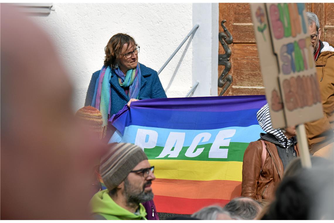 Bunte Fahne mit der Aufschrift PACE. Demonstration und Kundgebung gegen Rechtsex...