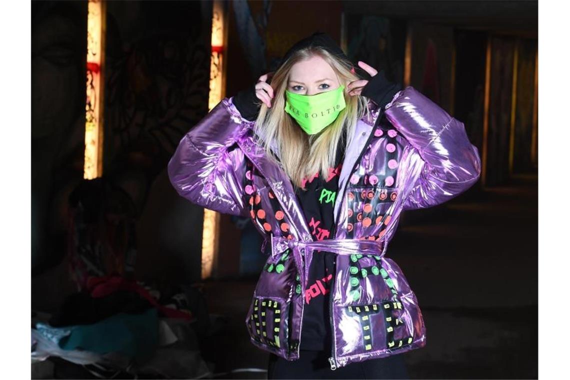 Bunte, glitzernde und schrille Mode der Modedesignerin Pia Bolte. Kräftige Farbtöne liegen dieses Jahr für alle Geschlechter im Trend. Foto: Felix Hörhager/dpa