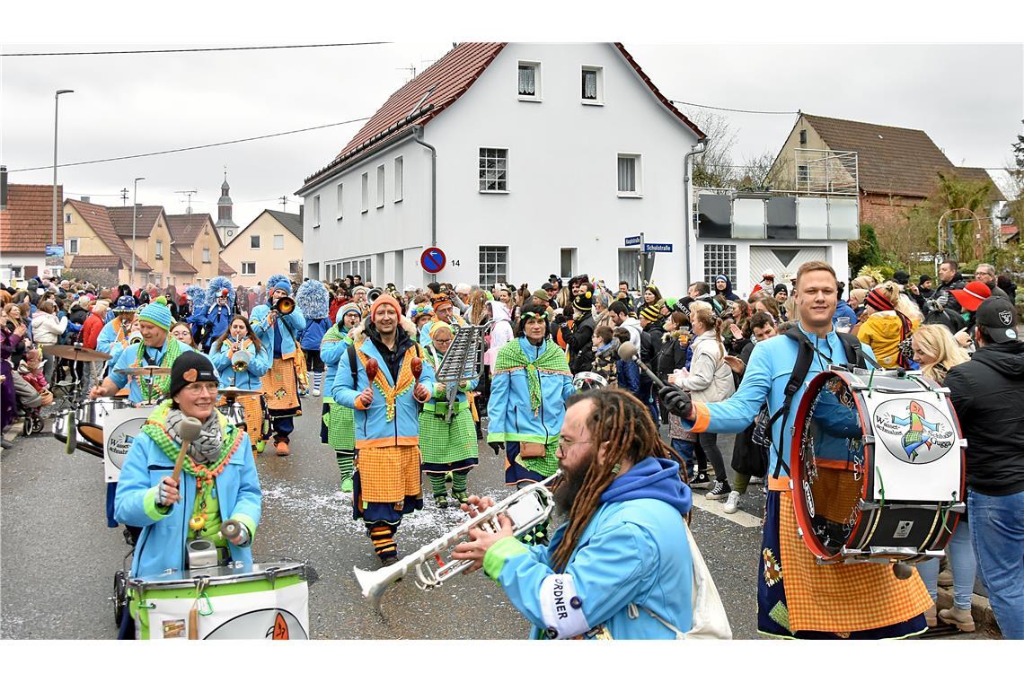 Bunte Kostüme und laute Musik bei den Wasserschnalzer Schludda Gugga. Narrenwoch...