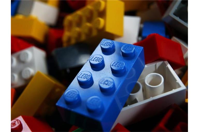 Bunte Lego-Steine. Foto: Karl-Josef Hildenbrand/dpa