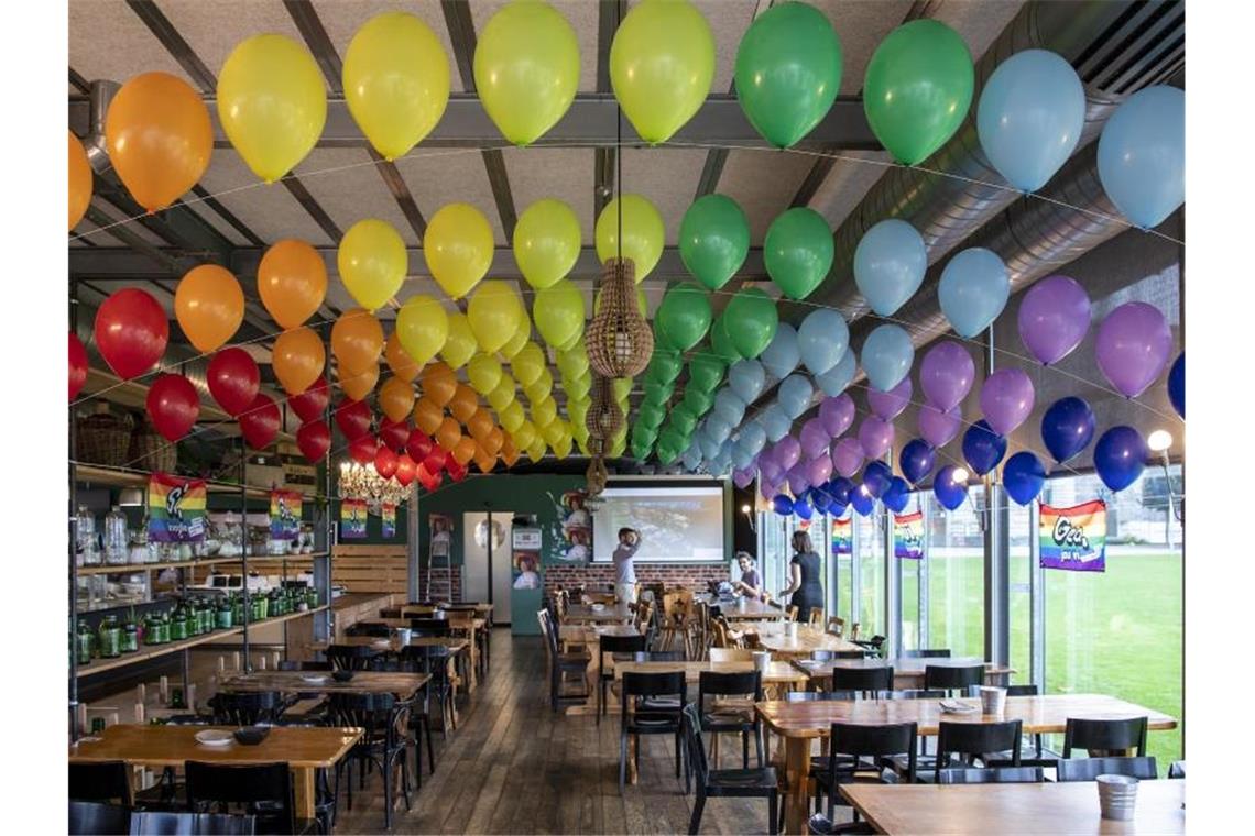 Bunte Luftballons hängen in einem Lokal der Befürworter für eine „Ehe für alle“ in Bern. Foto: Peter Schneider/KEYSTONE/dpa