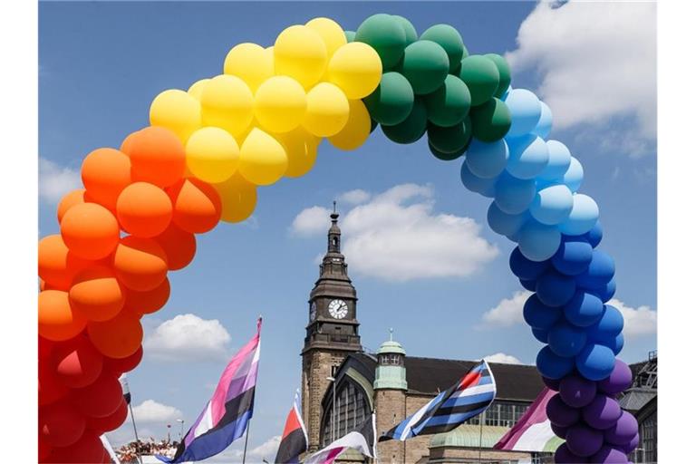 Bunte Luftballons sind bei der Parade zum Christopher Street Day (CSD) vor dem Hauptbahnhof zu sehen. Foto: Markus Scholz/Archivbild