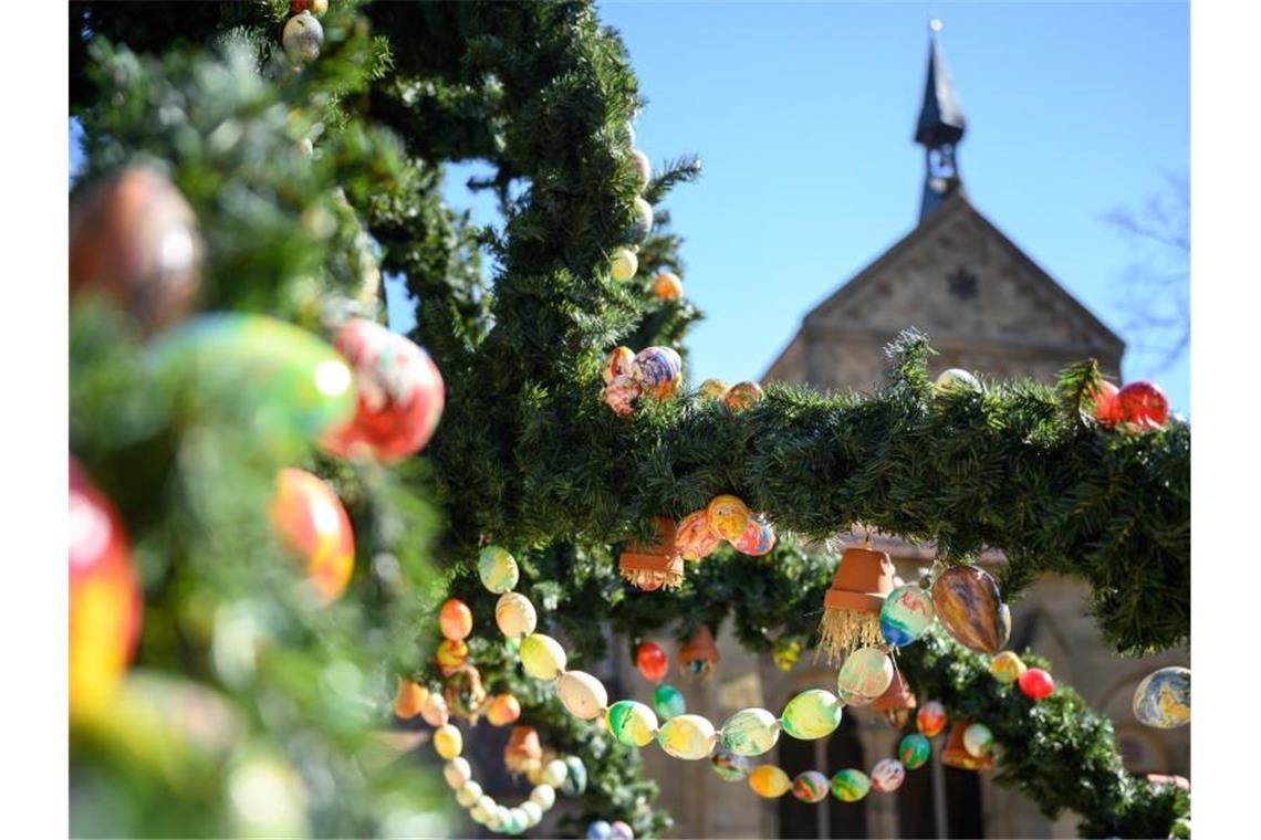 Bunte Ostereier hängen an einem Osterbrunnen im Kloster Maulbronn. Foto: Sebastian Gollnow/dpa/Archivbild