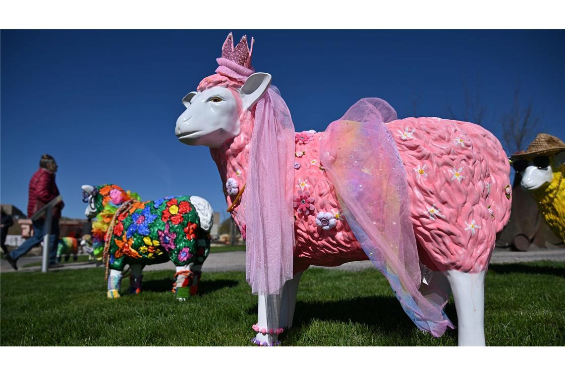 Bunte Tierfiguren stehen auf dem Gelände der Landesgartenschau Leinefelde-Worbis in Thüringen.