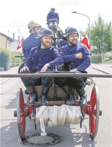 Bunter Festzug zum Jubiläum: Die Freiwillige Feuerwehr Oppenweiler (Foto rechts) präsentierte den Besuchern das Feuerwehrwesen in Vergangenheit und Gegenwart. Fotos: A. Becher