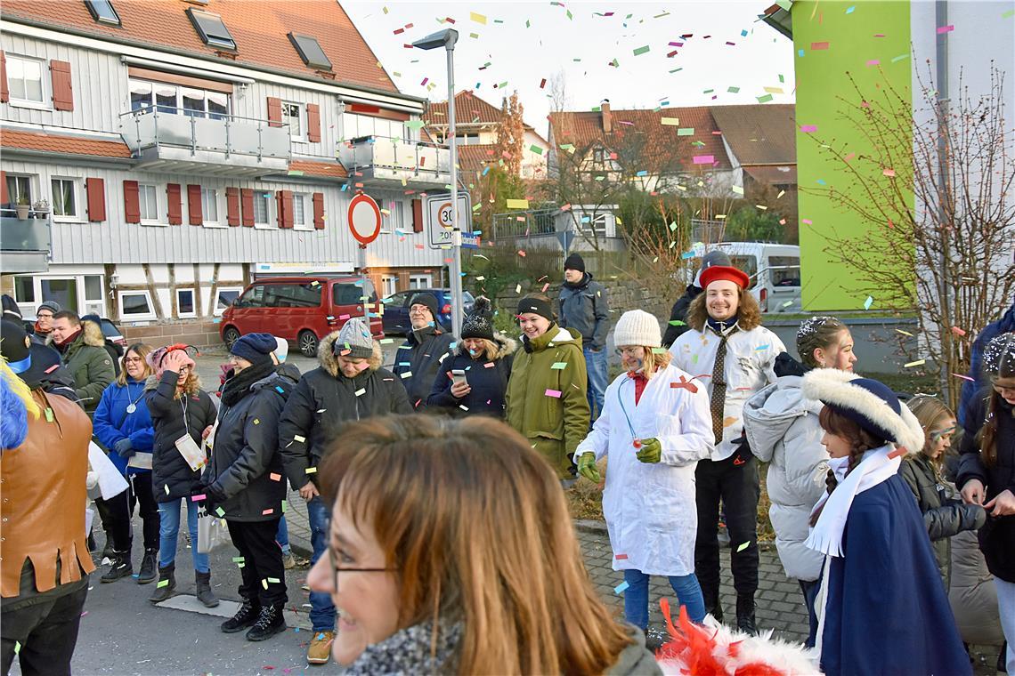 Buntes Konfetti regnet es über die Besucher. 66-Jahre Faschingsverein Burgstette...