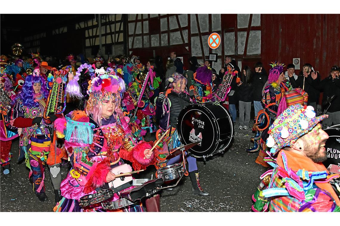 Buntes Narrentreiben der Guggenmusiker Plunderhüüsler. Nachtumzug der Schbiallom...