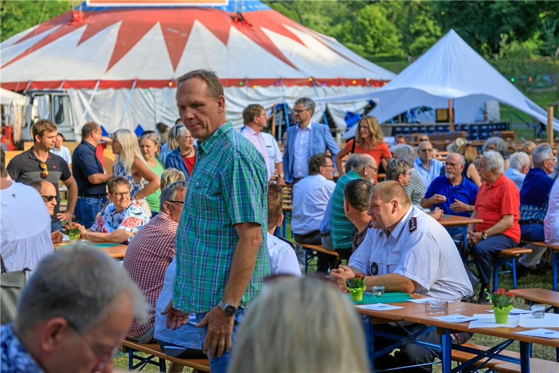 Murrhardt als schönste aller Perlen Buntes Treiben beim Sommerempfang, der Gelegenheit für Gespräche und Begegnungen bietet. Der Sommerpalast hat dafür einen Tag vor Start seine Tore geöffnet. Fotos: Stefan Bossow