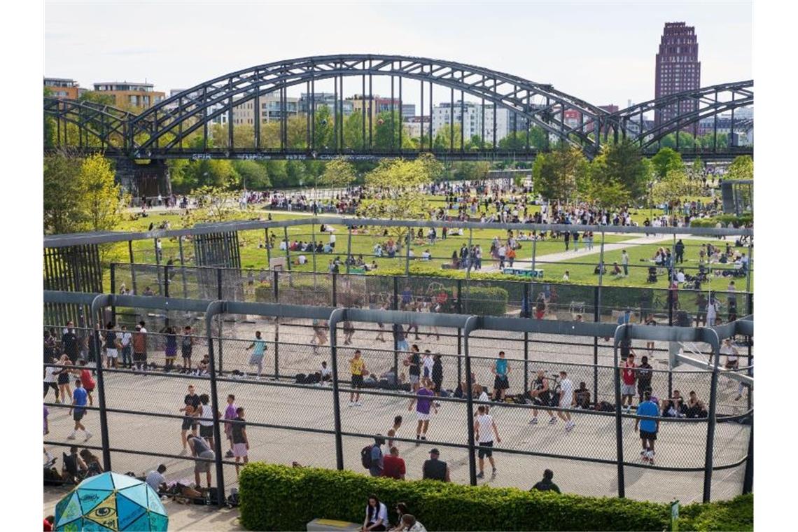 Länder ringen um Lockerungen - Spahn mahnt zur Vorsicht Buntes Treiben im Frankfurter Hafenpark. Bundesgesundheitsminister Spahn mahnt, Lockerungsschritte müssten vorsichtig gegangen werden. Foto: Frank Rumpenhorst/dpa