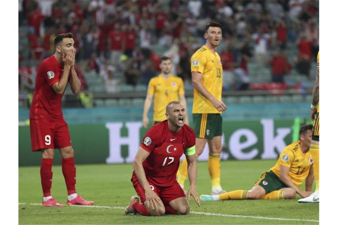 Burak Yilmaz (3.v.l.) aus der Türkei hadert mit einer verpassten Torchance. Foto: Naomi Baker/Getty Pool/AP/dpa