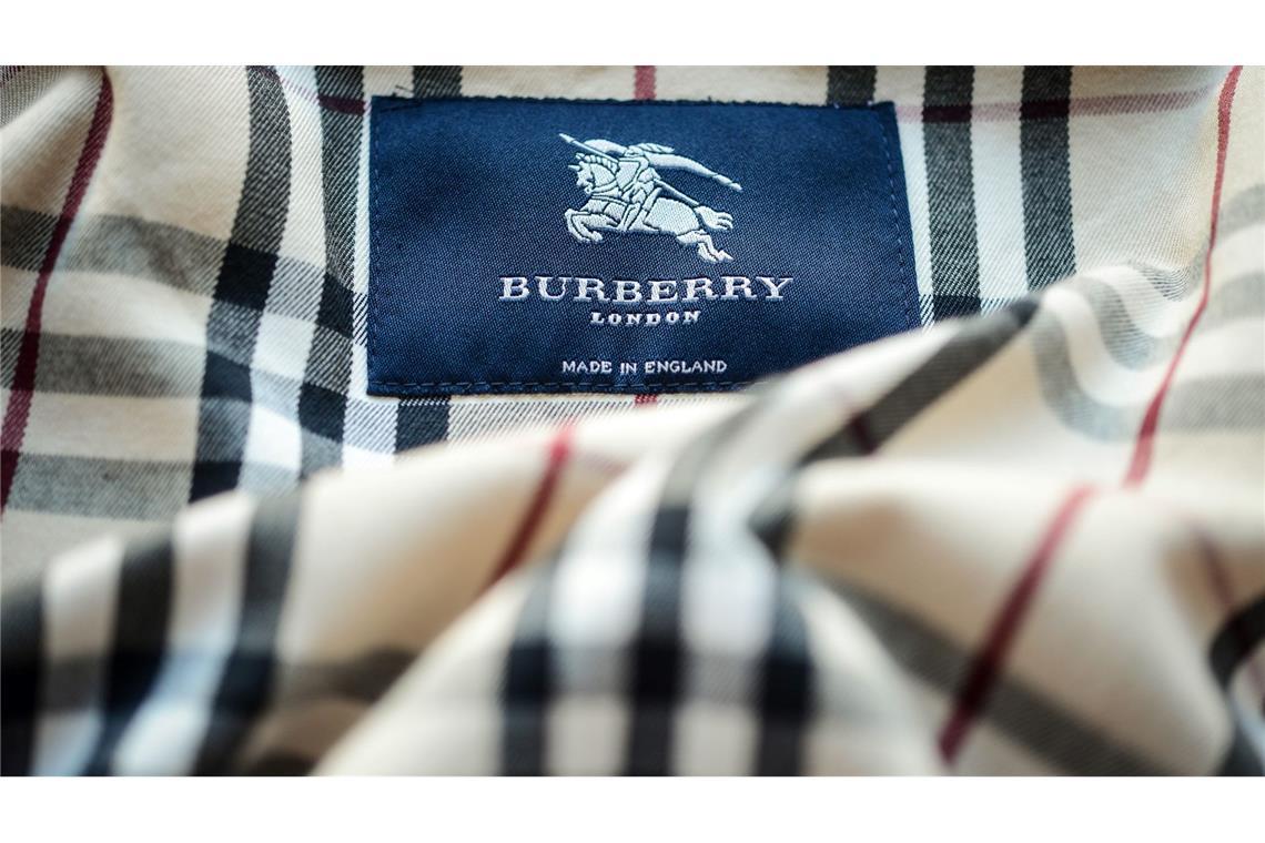 Luxusmarke Burberry könnte 1.700 Stellen streichen Burberry wurde 1856 in England gegründet und ist unter anderem für seine Trenchcoats, karierten Schals und andere Luxusartikel bekannt. (Archivbild)