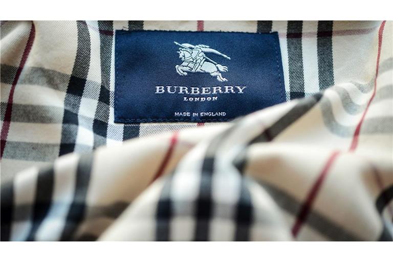 Burberry wurde 1856 in England gegründet und ist unter anderem für seine Trenchcoats, karierten Schals und andere Luxusartikel bekannt. (Archivbild)