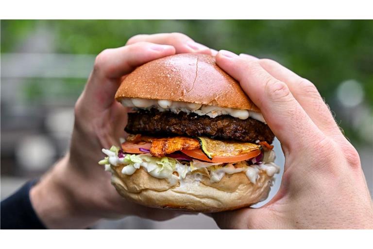 Burger mit einem vegetarischen Patty belegt. (Archivbild)