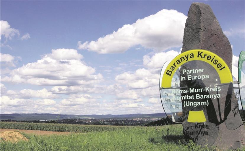 BURGSTETTEN (flo). Sie haben ein tolles Foto von Burgstall, Erbstetten oder vom Kirschenhardthof gemacht oder eine besondere Stimmung im Bild festgehalten – wie diese Ansicht vom Hinkelstein, der aus dem Baranya-Kreisel in Erbstetten entfernt wurde? Unter dem Motto „Burgstetten von seiner schönsten Seite gezeigt“ gilt es, diese Motive für einen Fotowettbewerb der Backnanger Kreiszeitung einzufangen. Senden Sie Ihre schönsten Aufnahmen bis Donnerstag, 11. Oktober, mit dem Betreff „Meine Heimat Burgstetten“ per E-Mail an: redaktion@bkz.de und schreiben Sie ein paar Worte zu Ihrem Foto und zu dessen Entstehungsgeschichte. Unter allen eingesandten Bildern trifft die Redaktion eine Vorauswahl und stellt den Lesern die fünf beeindruckendsten Fotos in der Sonderveröffentlichung „Meine Heimat Burgstetten“, die am Freitag, 19. Oktober, erscheint, zur Abstimmung. Der Urheber des Fotos, das die meisten Stimmen erhält, gewinnt 50 Euro. Archivfoto: E. Layher
