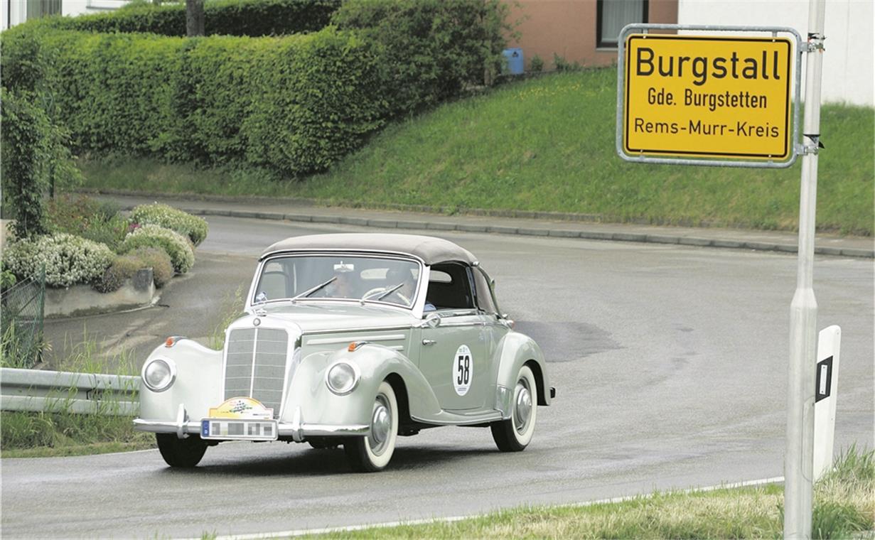 Originelle Fotos aus Burgstetten gesucht BURGSTETTEN (flo). Sie haben ein tolles Foto von Burgstall, Erbstetten oder vom Kirschenhardthof gemacht oder einen besonderen Augenblick im Bild festgehalten, wie bei diesem Foto, das bei der ADAC-Rallye Stuttgart Historic vor zehn Jahren entstand? Unter dem Motto „Burgstetten von seiner schönsten Seite gezeigt“ gilt es, diese Motive für einen Fotowettbewerb der Backnanger Kreiszeitung einzufangen. Senden Sie Ihre schönsten Aufnahmen bis Montag, 15. Oktober, mit dem Betreff „Meine Heimat Burgstetten“ per E-Mail an redaktion@bkz.de und schreiben Sie ein paar Worte zu Ihrem Foto und zu dessen Entstehungsgeschichte. Unter allen eingesandten Bildern trifft die Redaktion eine Vorauswahl und stellt den Lesern die fünf beeindruckendsten Fotos in der Sonderveröffentlichung „Meine Heimat Burgstetten“, die am Freitag, 19. Oktober, erscheint, zur Abstimmung. Der Urheber der Fotografie, die die meisten Stimmen erhält, gewinnt 50 Euro. Archivfoto