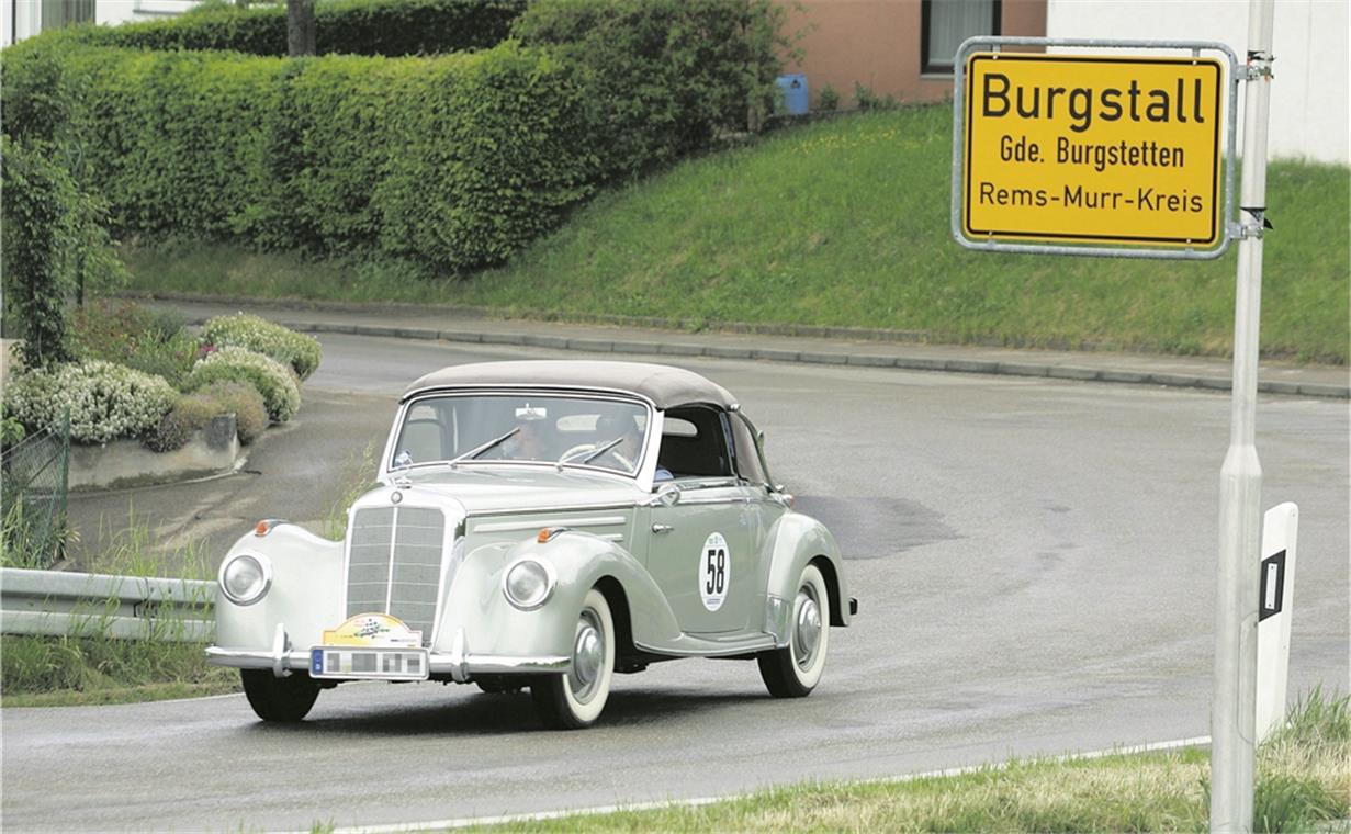 BURGSTETTEN (flo). Sie haben ein tolles Foto von Burgstall, Erbstetten oder vom Kirschenhardthof gemacht oder einen besonderen Augenblick im Bild festgehalten, wie bei diesem Foto, das bei der ADAC-Rallye Stuttgart Historic vor zehn Jahren entstand? Unter dem Motto „Burgstetten von seiner schönsten Seite gezeigt“ gilt es, diese Motive für einen Fotowettbewerb der Backnanger Kreiszeitung einzufangen. Senden Sie Ihre schönsten Aufnahmen bis Montag, 15. Oktober, mit dem Betreff „Meine Heimat Burgstetten“ per E-Mail an redaktion@bkz.de und schreiben Sie ein paar Worte zu Ihrem Foto und zu dessen Entstehungsgeschichte. Unter allen eingesandten Bildern trifft die Redaktion eine Vorauswahl und stellt den Lesern die fünf beeindruckendsten Fotos in der Sonderveröffentlichung „Meine Heimat Burgstetten“, die am Freitag, 19. Oktober, erscheint, zur Abstimmung. Der Urheber der Fotografie, die die meisten Stimmen erhält, gewinnt 50 Euro. Archivfoto