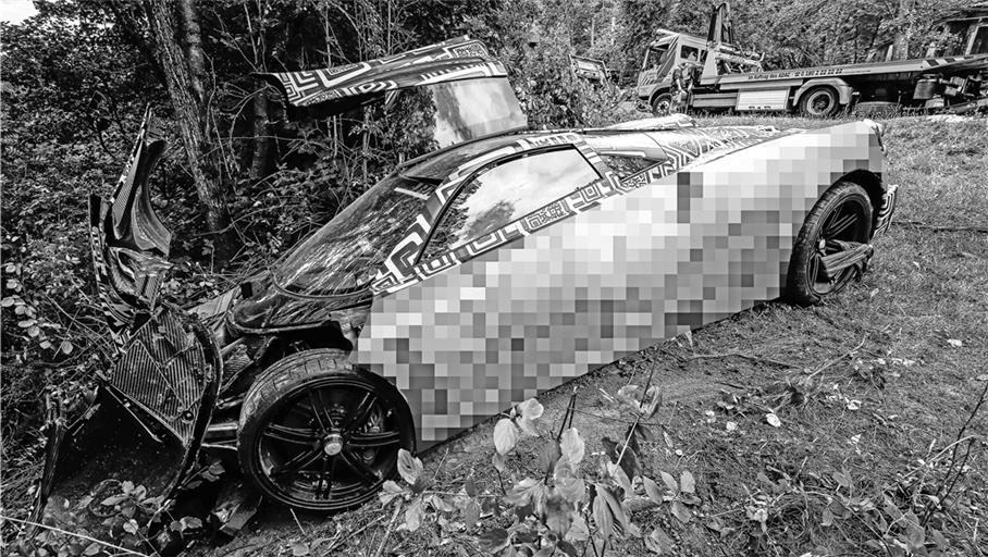BURGSTETTEN (pol). Das wird teuer. Die Polizei schätzt den Schaden auf mehrere Hunderttausend Euro. Aber das Wichtigste: Dem 37 Jahre alten Fahrer, der gestern Vormittag auf der K1905 zwischen Burgstetten-Neumühle und Affalterbach-Birkhau unterwegs war, ist nichts passiert. Der Mann musste mit dem PS-Boliden an einer Baustellenampel anhalten. Beim Anfahren war die Beschleunigung des Autos offenbar so stark, dass der Fahrer die Kontrolle verlor und mit dem Sportwagen laut Mitteilung der Polizei eine Böschung hinabfuhr, wo die Fahrt an einem Baum endete. Die Pagani Automobili S.p.A. ist laut Wikipedia ein in Norditalien beheimateter Kleinserienhersteller von Sportwagen. Die Firma wurde 1992 von dem Argentinier Horacio Pagani gegründet, der zuvor bei Lamborghini als Carbonverarbeitungsspezialist und auch bei Ferrari gearbeitet hatte.Foto: A. Becher