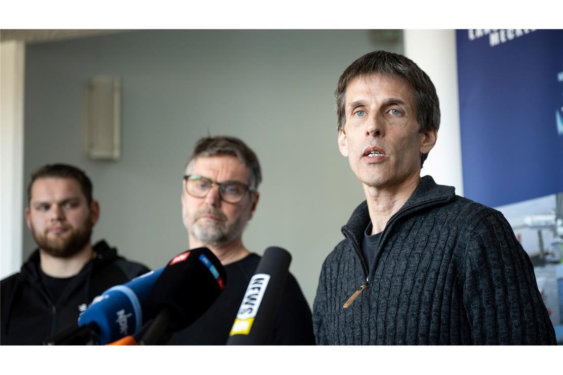 Burkard Baschek (r), Direktor des Deutschen Meeresmuseums, und Greenpeace-Meeresbiologe Thilo Maack (M) sprechen in Wismar zur Presse.