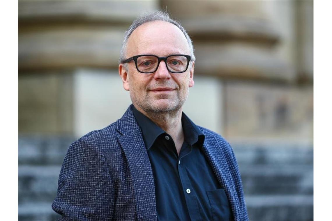 Burkhard C. Kosminski, Intendant des Schauspiels Stuttgart, steht vor dem Opernhaus. Foto: Christoph Schmidt/dpa/Archivbild