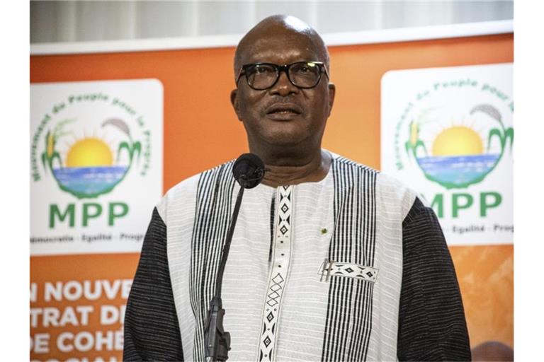 Burkina-Faso-Präsident Roch Kabore: Mehr als 100 Menschen bei einem Überfall im Norden des Landes getötet. Foto: Sophie Garcia/AP/dpa/Archiv