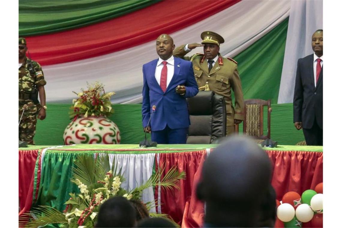 Burundis scheidender Staatschef Pierre Nkurunziza (M) ist überraschend verstorben. Laut Regierung habe er einen Herzstillstand erlitten. Foto: Gildas Ngingo/AP/dpa