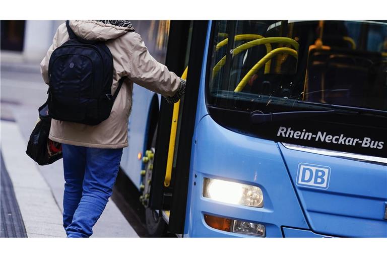 Bus und Bahn sollen zuverlässiger werden, um mehr Fahrgäste zu gewinnen. (Symbolbild)