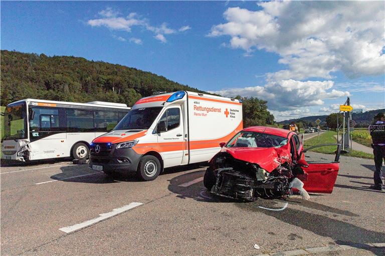 Bus und Ford kollidierten. Foto: J. Fiedler