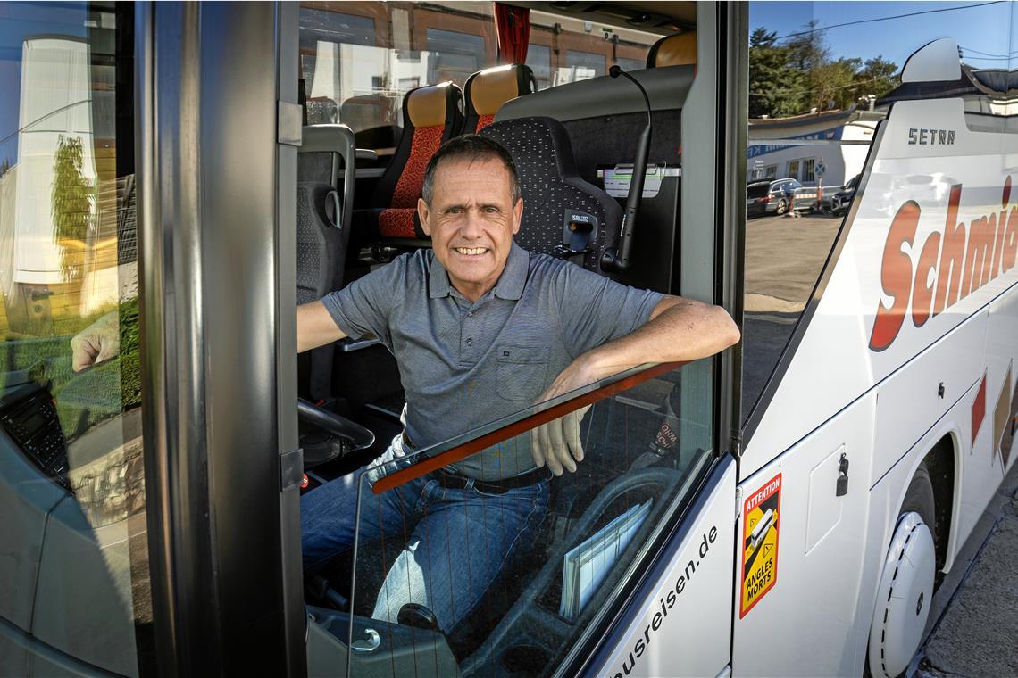 „Busfahren tue ich immer noch unheimlich gern, am liebsten in warme, südliche Länder“, sagt Jochen Schmid. Foto: Alexander Becher