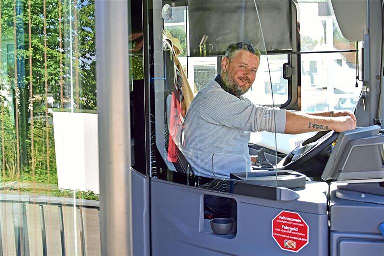 Busfahrer Sinisa Prankic ist gern auf der Räuberbusstrecke unterwegs. Foto: Tobias Sellmaier