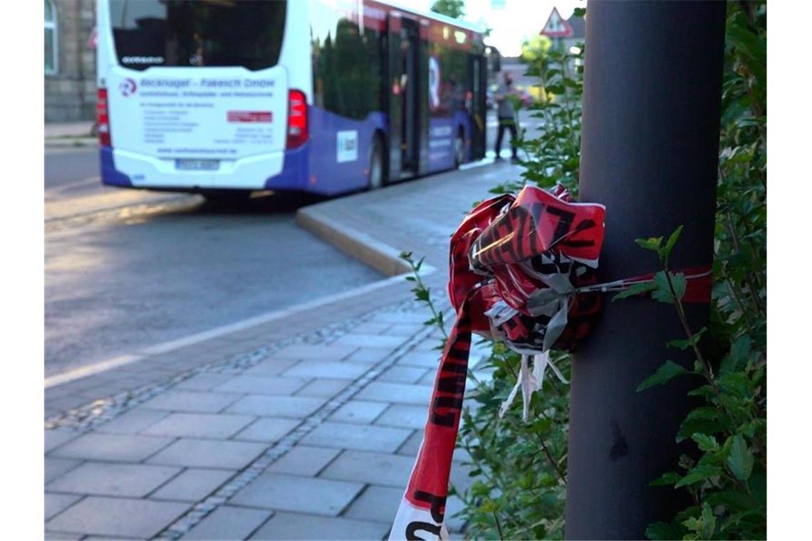 Busfahrer will Streit schlichten und wird tödlich verletzt Bushaltestelle in Hof. In der Nähe wurde in der Nacht zum 06.07. ein Busfahrer tödlich verletzt. Foto: Stephan Fricke/NEWS5/dpa