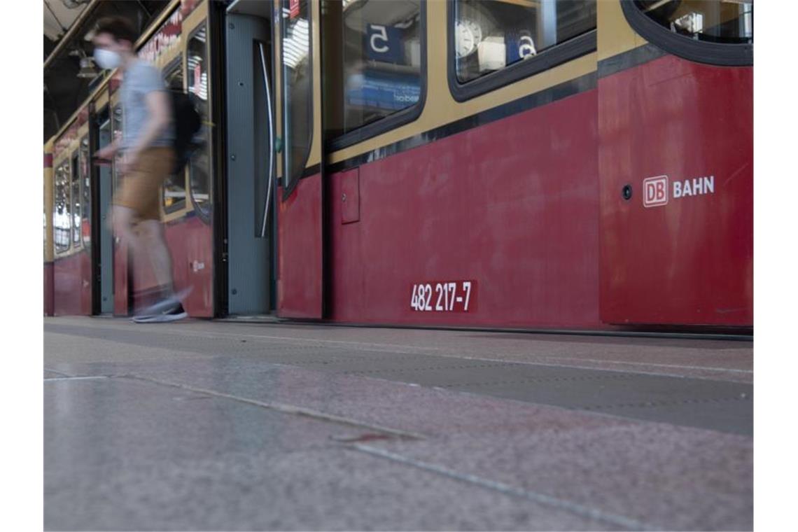 Kabinett bringt weitere Corona-Hilfe für ÖPNV auf den Weg Busse und Bahnen in ganz Deutschland sollen wegen der Einnahmeausfälle in der Corona-Krise eine weitere Milliardenhilfe bekommen. Foto: Paul Zinken/dpa-Zentralbild/dpa