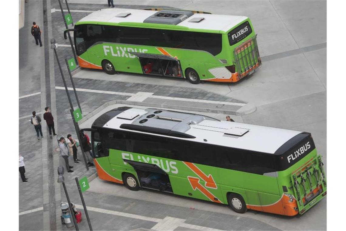 Busse von Flixbus stehen am Fernbus-Bahnhof in Frankfurt am Main. Foto: Lukas Görlach/dpa