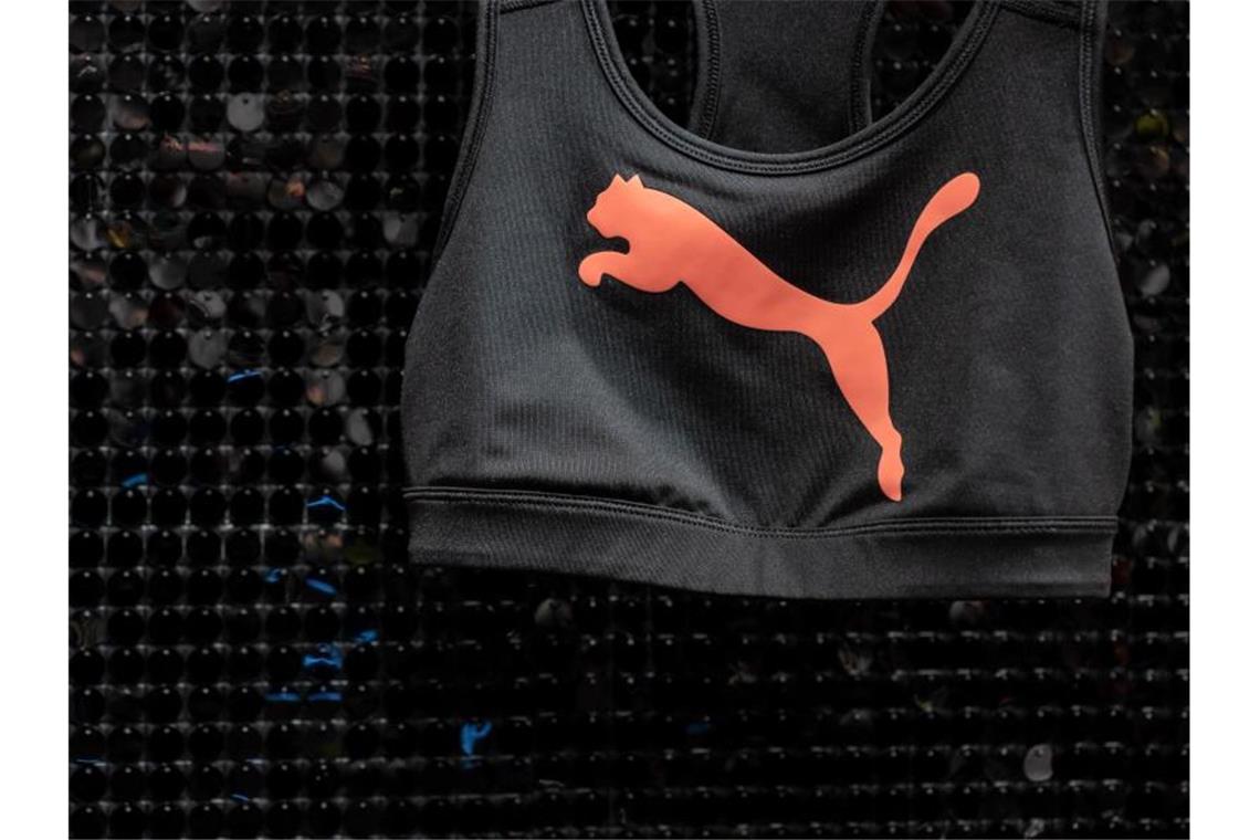 Bustier mit Herstellerlogo: Der Puma setzt zum Sprung an. Foto: Daniel Karmann/dpa