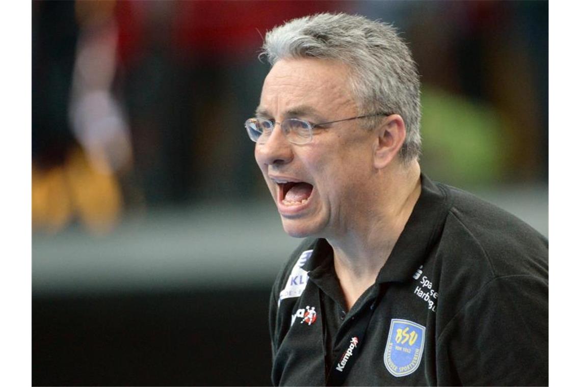 Buxtehudes Handballerinnen unterliegen Bietigheim 27:36 Buxtehudes Trainer Dirk Leun steht an der Seitenlinie. Foto: Hendrik Schmidt/dpa-Zentralbild/dpa/Archivbild