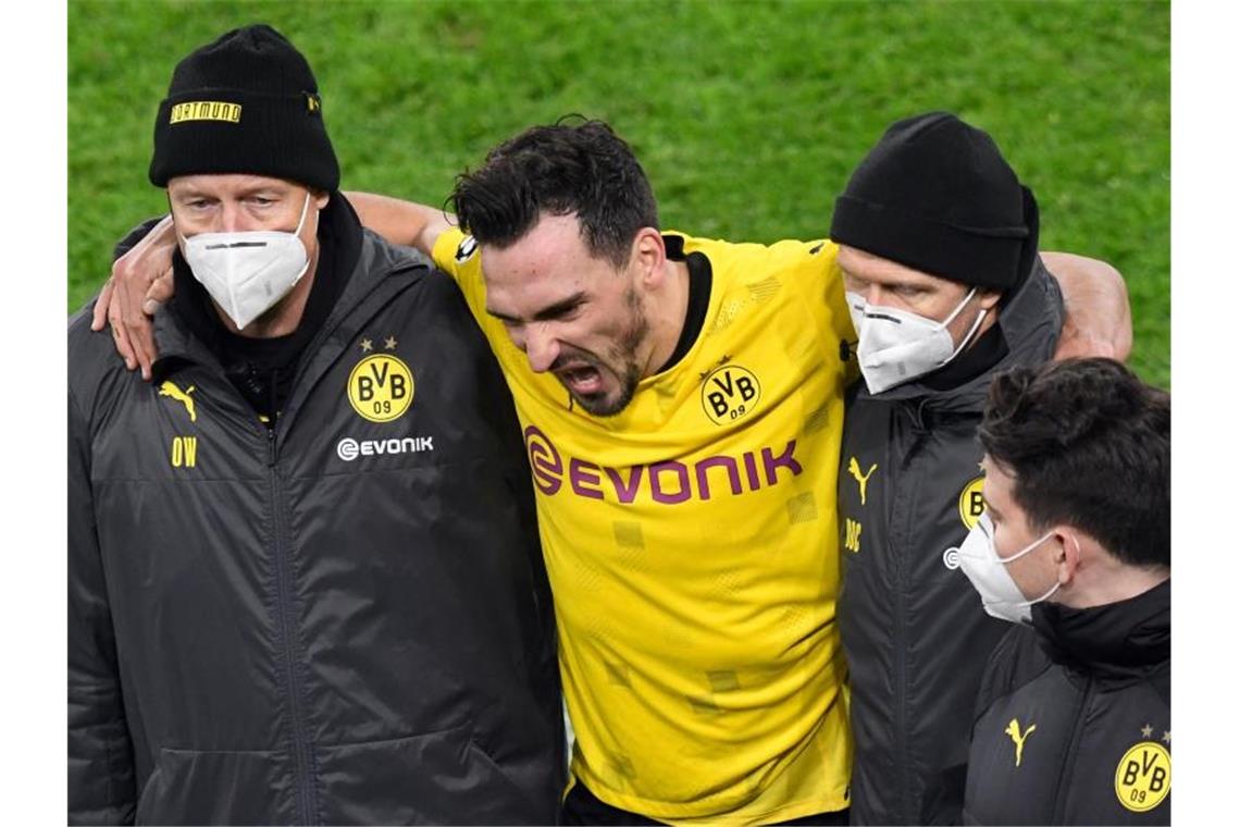 BVB-Abwehrchef Mats Hummels konnte den Platz in Dortmund nur gestützt verlassen. Foto: Bernd Thissen/dpa-Pool/dpa