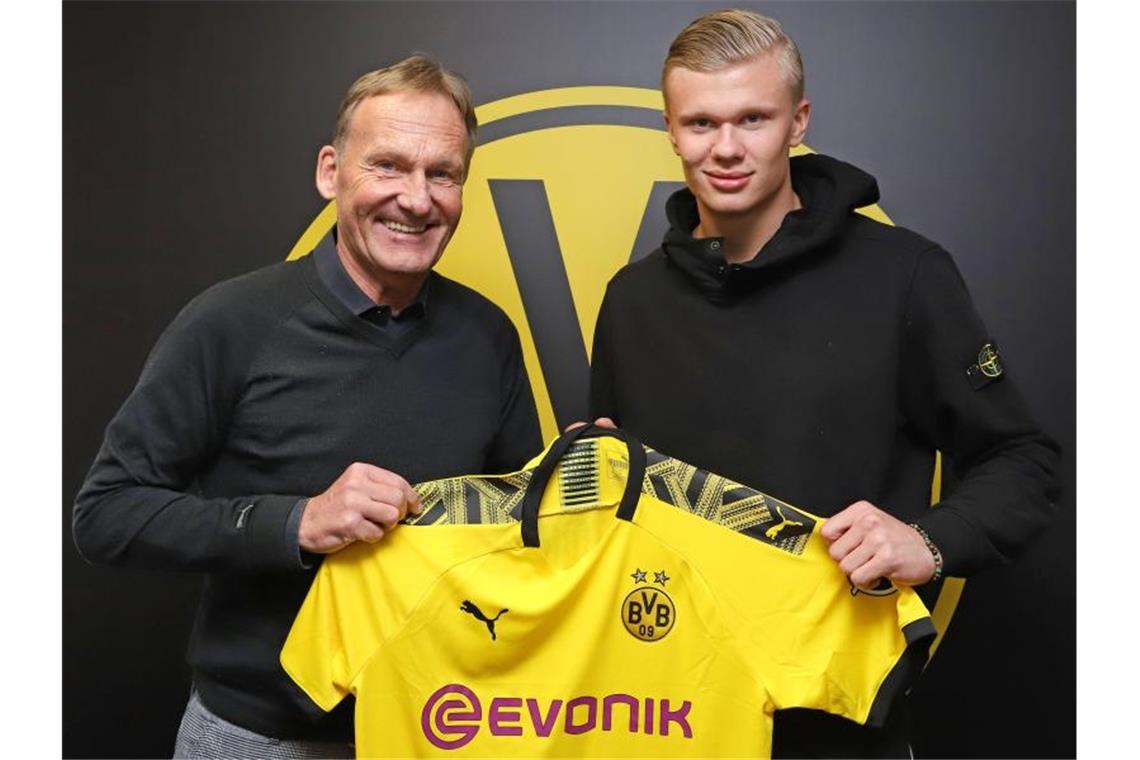 BVB-Boss Hans-Joachim Watzke übergibt Neuzugang Erling Haaland das Trikot von Borussia Dortmund. Foto: Joel Kunz/BVB Medien/dpa