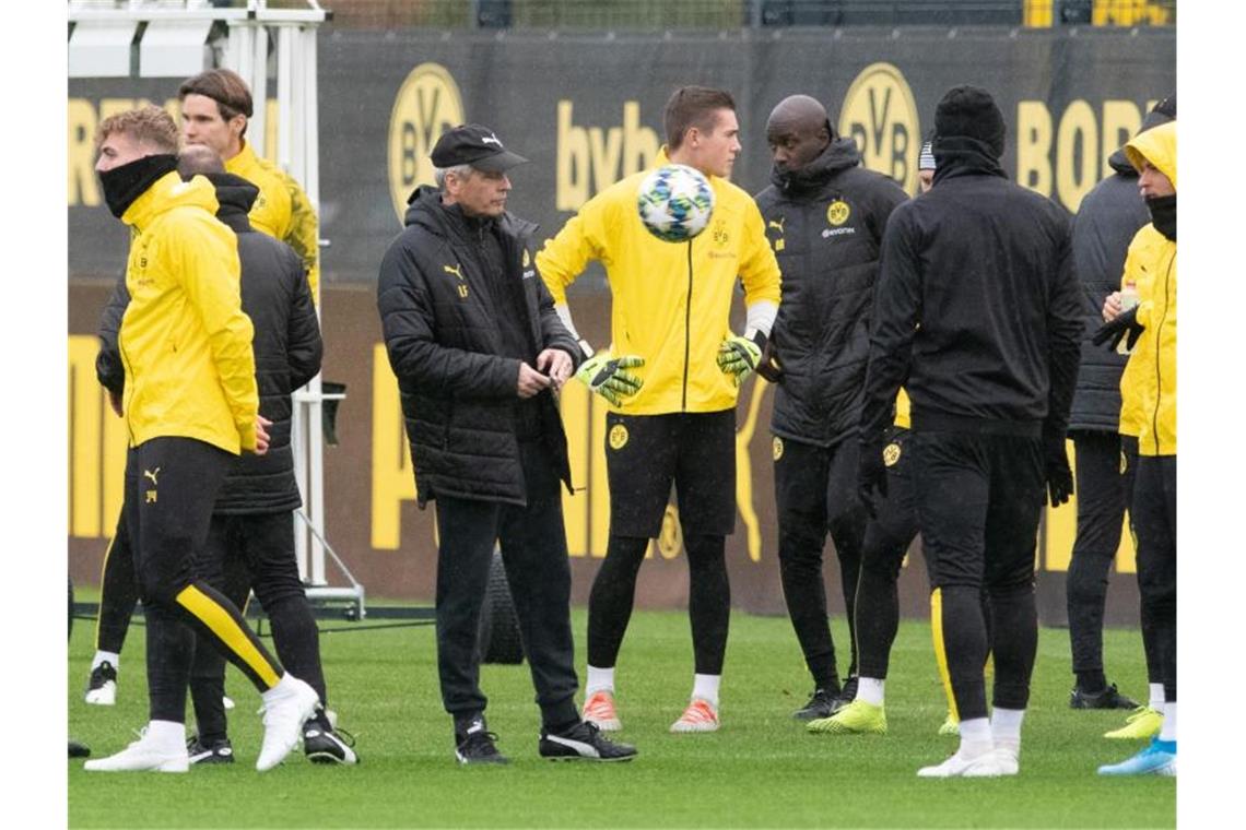 BVB-Coach Lucien Favre (M) leitet das Training seiner Mannschaft vor dem Spiel gegen Inter Mailand. Foto: Bernd Thissen/dpa