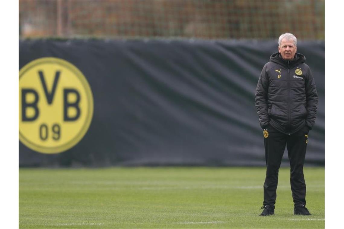 Fußball-Bundesliga fährt Betrieb langsam hoch BVB-Coach Lucien Favre trainiert bereits wieder mit seinen Spielern. Foto: Friso Gentsch/dpa