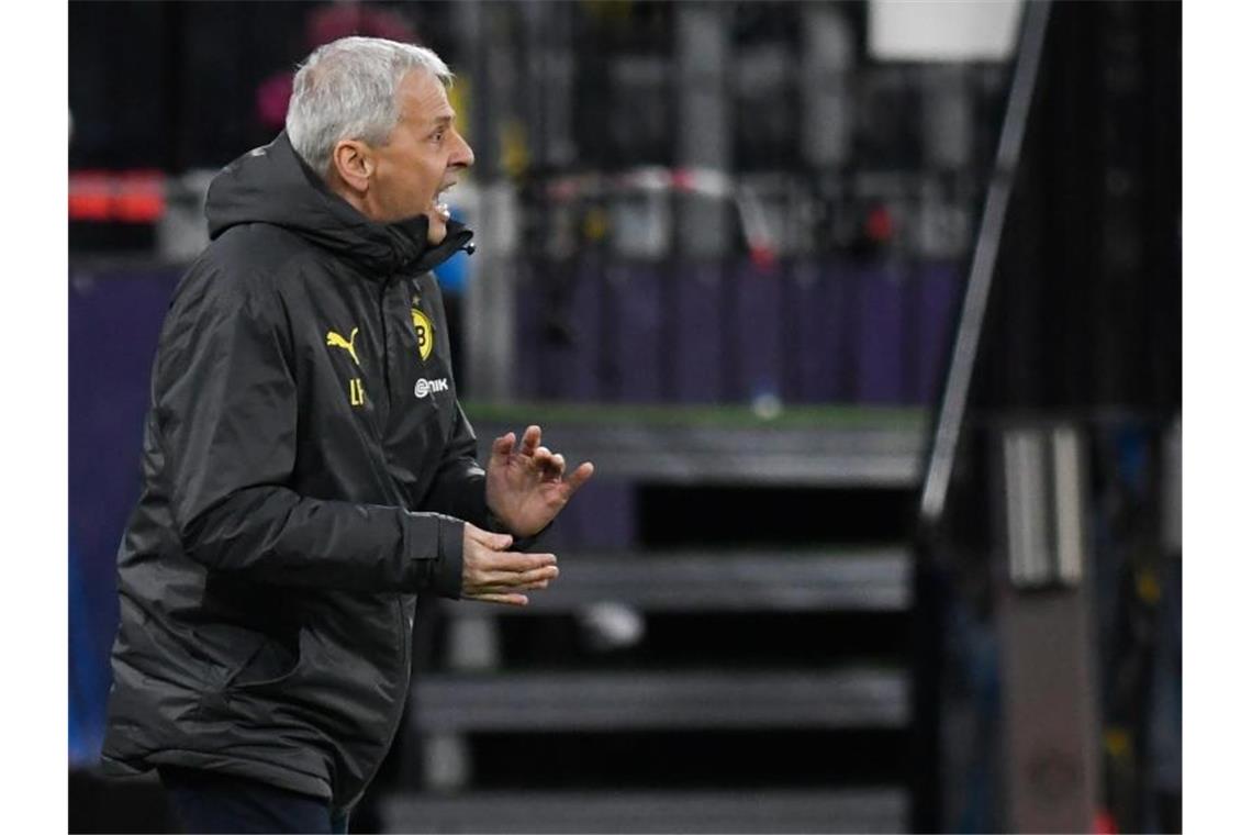 Haaland trifft schon wieder - BVB vor Achtelfinal-Einzug BVB-Coach Lucien Favre trieb sein Team an. Foto: Bernd Thissen/dpa