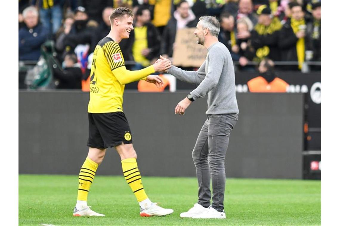 BVB-Coach Marco Rose beordert Steffen Tigges (l) gegen Ajax in die Dortmunder Startelf. Foto: Bernd Thissen/dpa